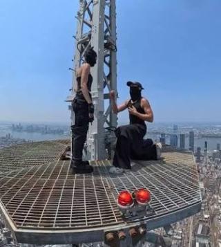 Lamaran di Puncak Empire State Berujung Penangkapan, Pasangan Pendaki Gedung Bentangkan Spanduk "Kekuatan Cinta"